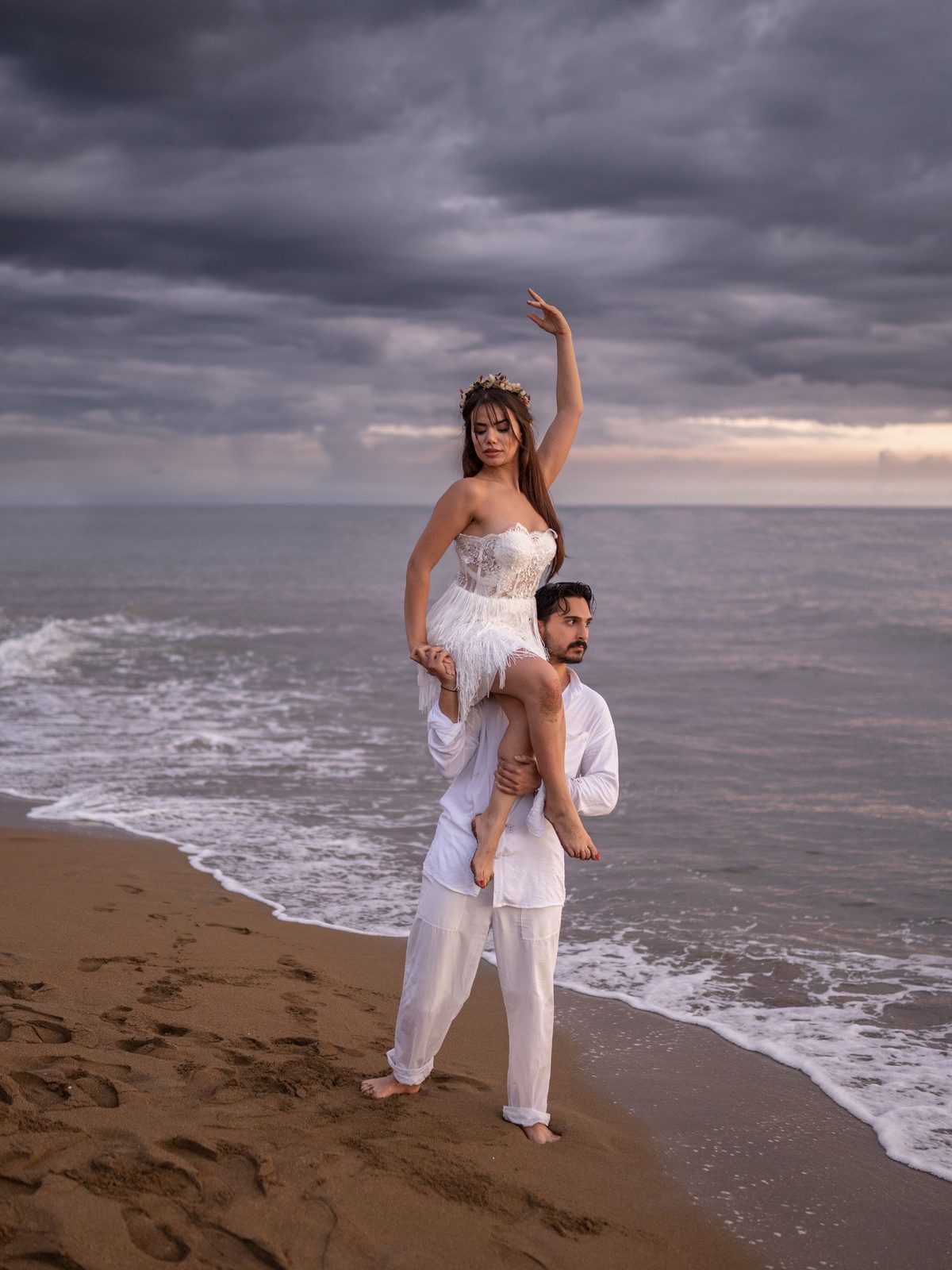 Kuşadası Sahilinde Gün Batımı Çifti - Kuşadası düğün ve dış çekim fotoğrafçısı