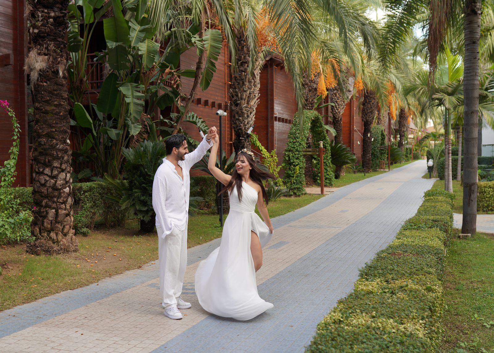 Bahçe Yolunda Gelin & Damat - Kuşadası F1 Foto & Video