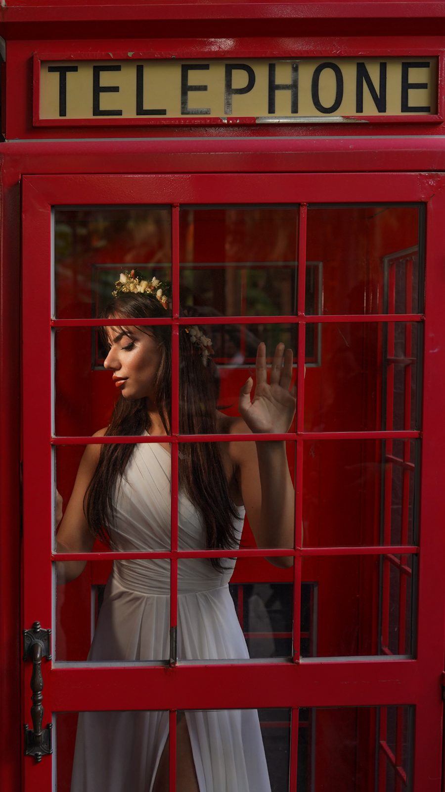Kırmızı Telefon Kulübesinde Gelin - Kuşadası düğün ve dış çekim fotoğrafçısı