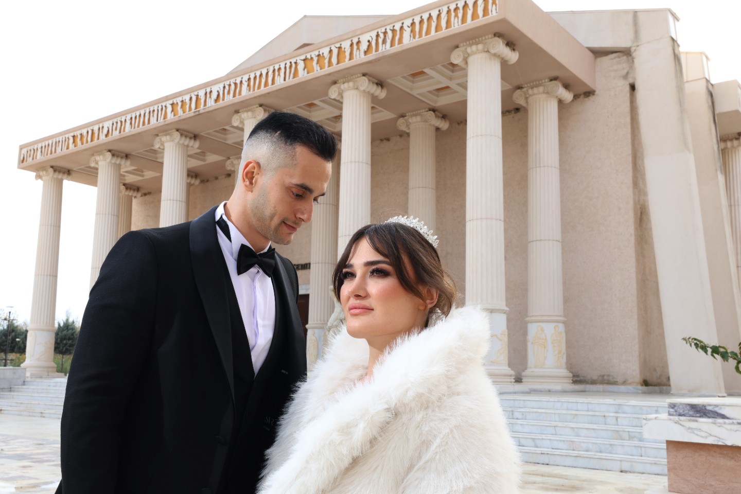 Anıt Önünde Gelin & Damat - Kuşadası düğün ve dış çekim fotoğrafçısı
