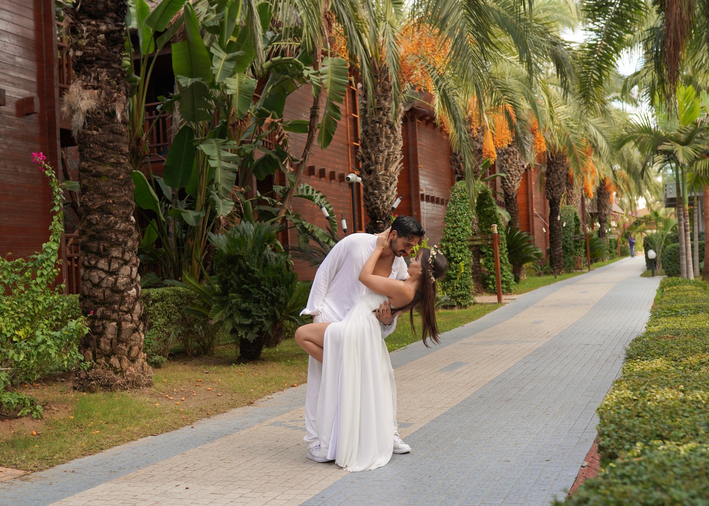 Bahçede Gelin & Damat - Kuşadası düğün ve dış çekim fotoğrafçısı